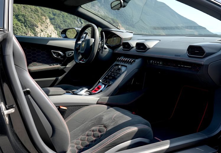 1-Lamborghini Huracán interior